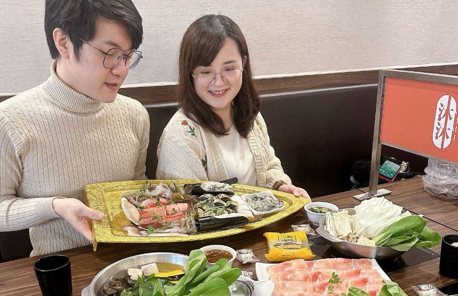 【沐沐鍋物】新莊超人氣火鍋店推薦，食材豐富又新鮮，野菜吃到飽好滿足！