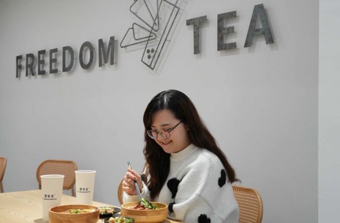 【霏等茶| 長庚A8店】不簡單的霏拌麵，林口長庚美食推薦，近機捷A8站超便利<附菜單>