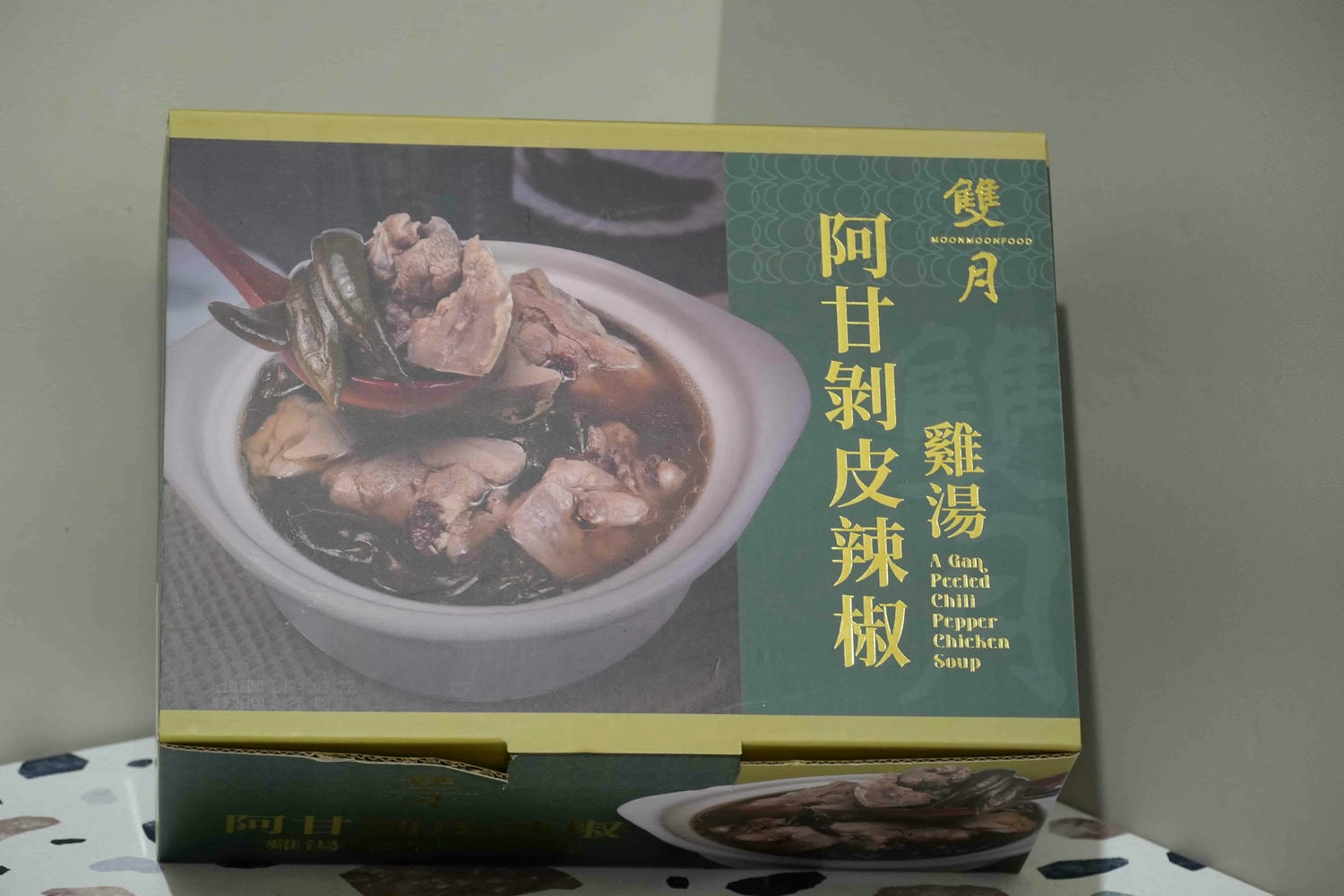 好市多購物推薦!連續6年獲得米其林必比登推薦【雙月食品社-阿甘剝皮辣椒雞湯】在家就可以輕鬆享受頂級美食,同場加映雙月愛恨椒芝麵 - 第1張圖