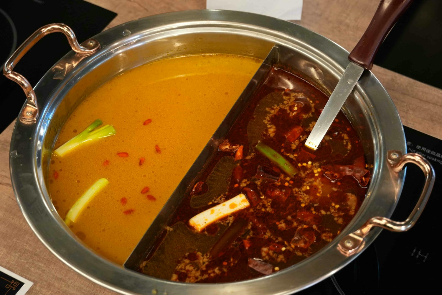 台北正宗苗族麻辣鍋【苗妞串串香麻辣鍋-市民店】市民大道火鍋推薦!必點超特別藤椒蔬菜金湯 - 第11張圖
