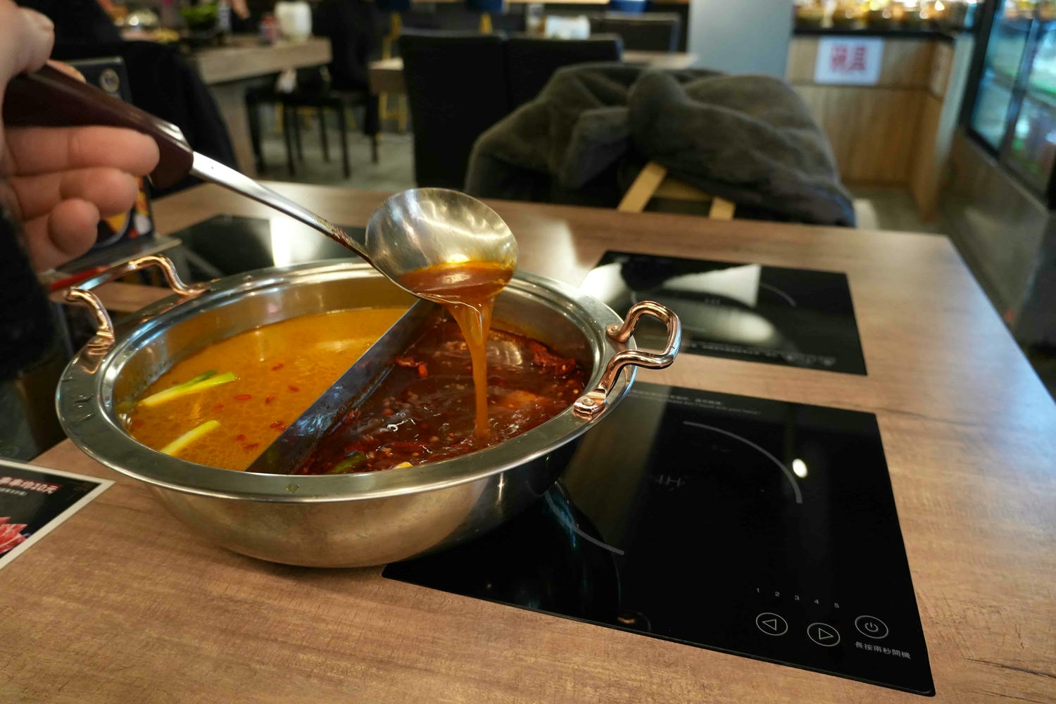 台北正宗苗族麻辣鍋【苗妞串串香麻辣鍋-市民店】市民大道火鍋推薦!必點超特別藤椒蔬菜金湯 - 第12張圖