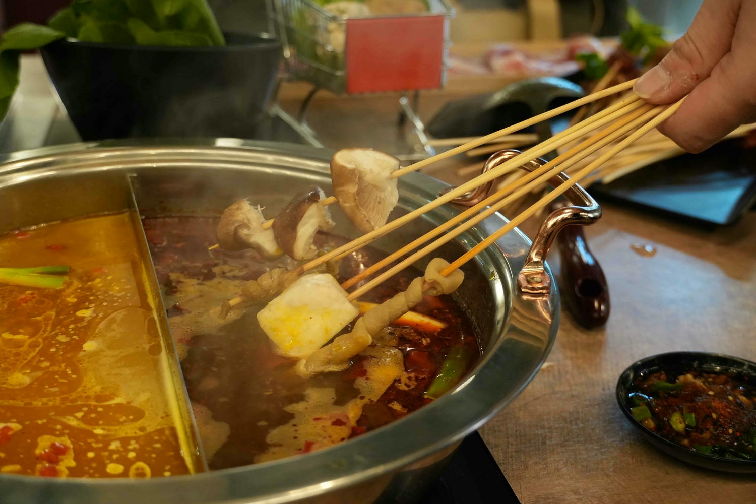 台北正宗苗族麻辣鍋【苗妞串串香麻辣鍋-市民店】市民大道火鍋推薦!必點超特別藤椒蔬菜金湯 - 第17張圖