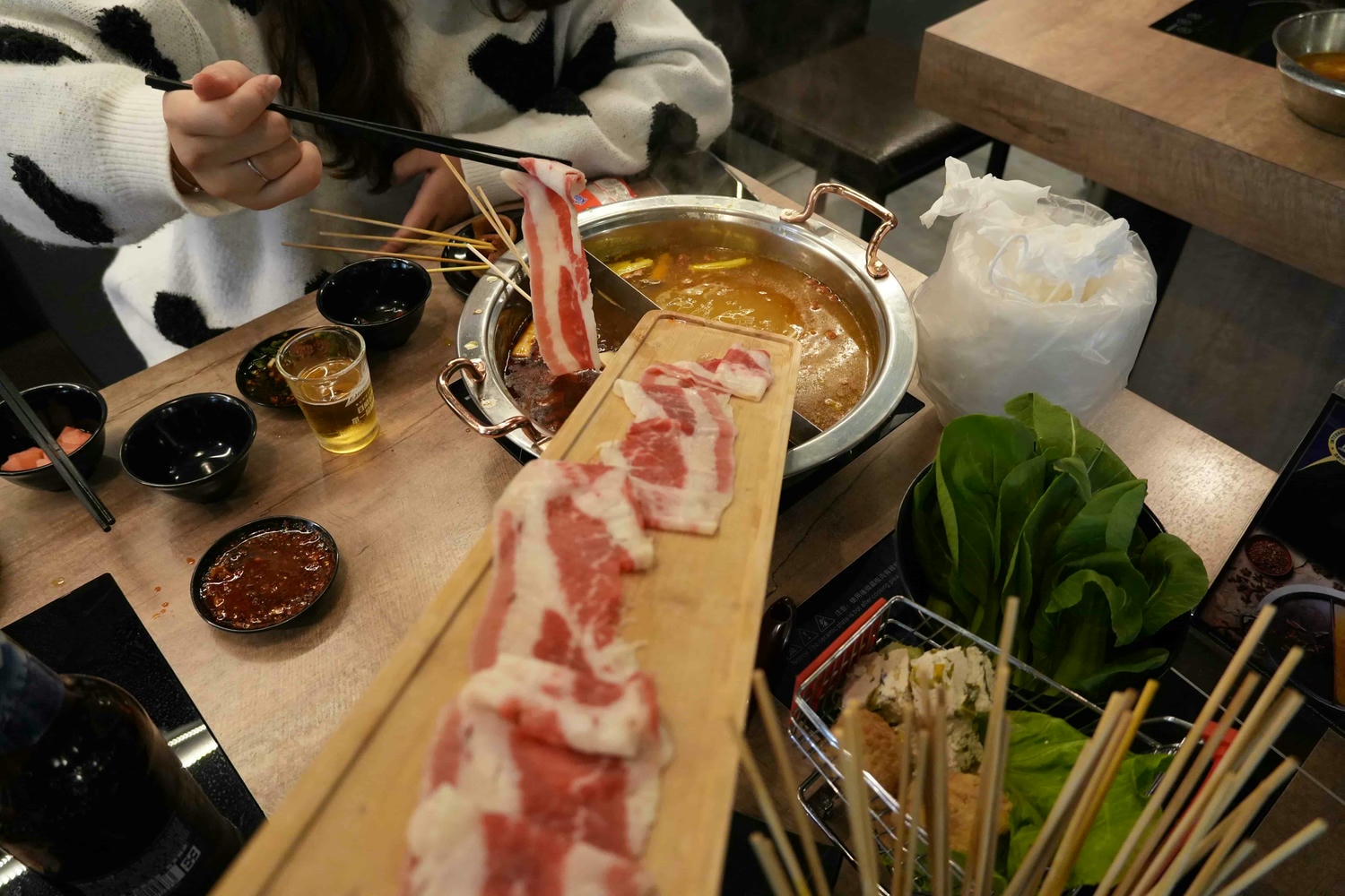 台北正宗苗族麻辣鍋【苗妞串串香麻辣鍋-市民店】市民大道火鍋推薦!必點超特別藤椒蔬菜金湯 - 第19張圖