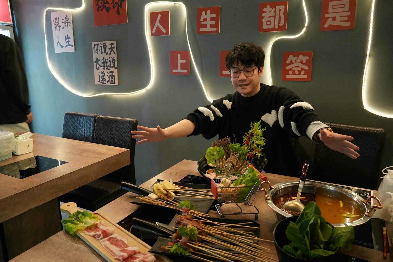 台北正宗苗族麻辣鍋【苗妞串串香麻辣鍋-市民店】市民大道火鍋推薦!必點超特別藤椒蔬菜金湯 - 第22張圖