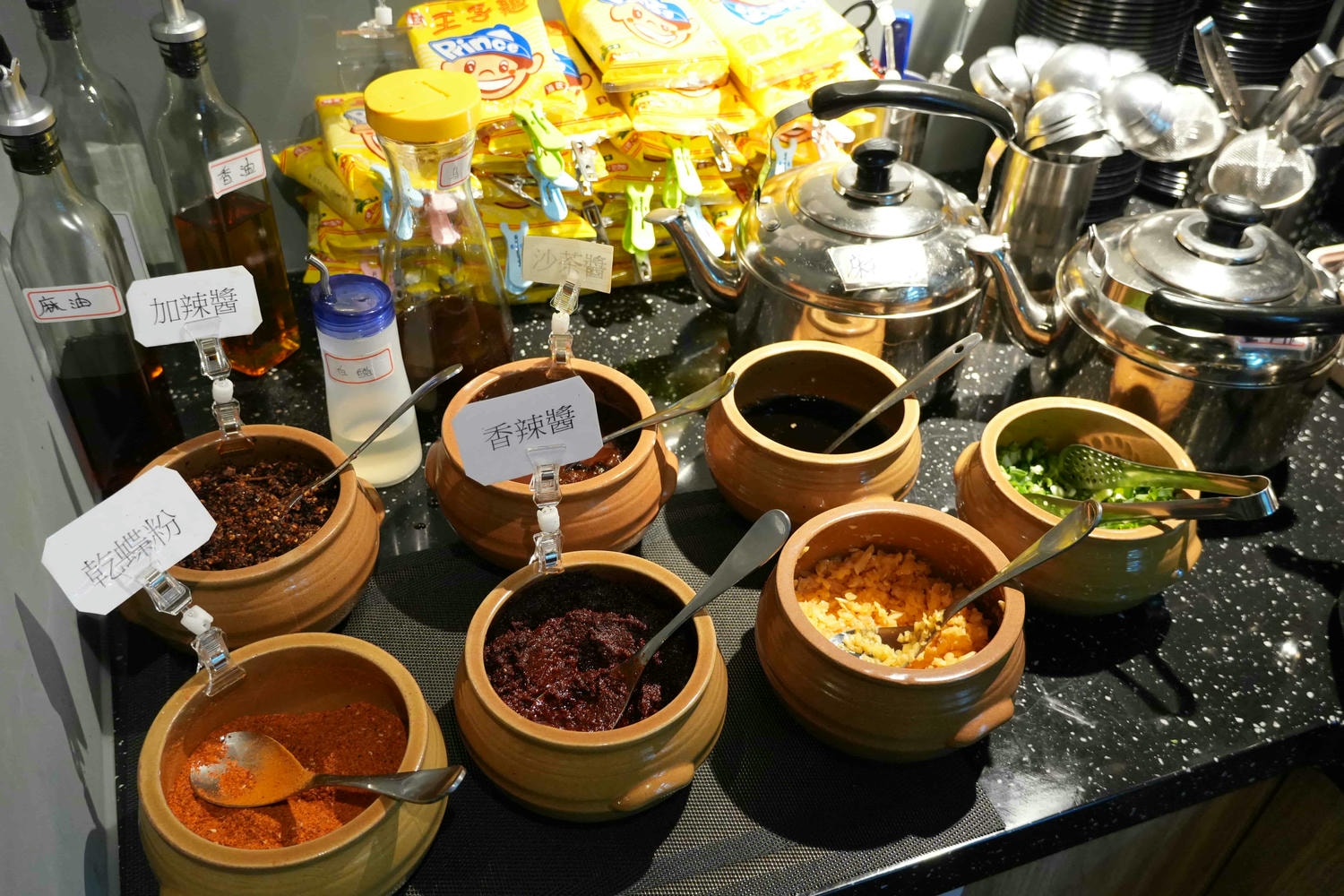 台北正宗苗族麻辣鍋【苗妞串串香麻辣鍋-市民店】市民大道火鍋推薦!必點超特別藤椒蔬菜金湯 - 第9張圖