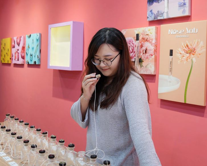 台南無人香水販賣機【Nose Job無人香氛店】現場78款香氛輕鬆無壓力試聞，一同尋找屬於你的專屬香水吧！