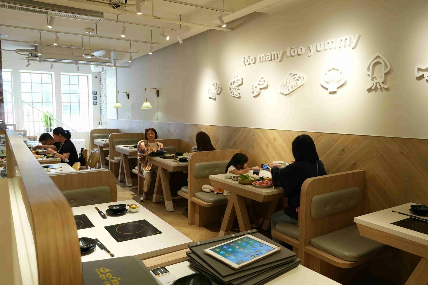 信義安和火鍋推薦【海牧水產鍋物-通化店】店內超美水母缸好療癒,新鮮水產直送上桌超奢華!大安美食推薦 - 第6張圖