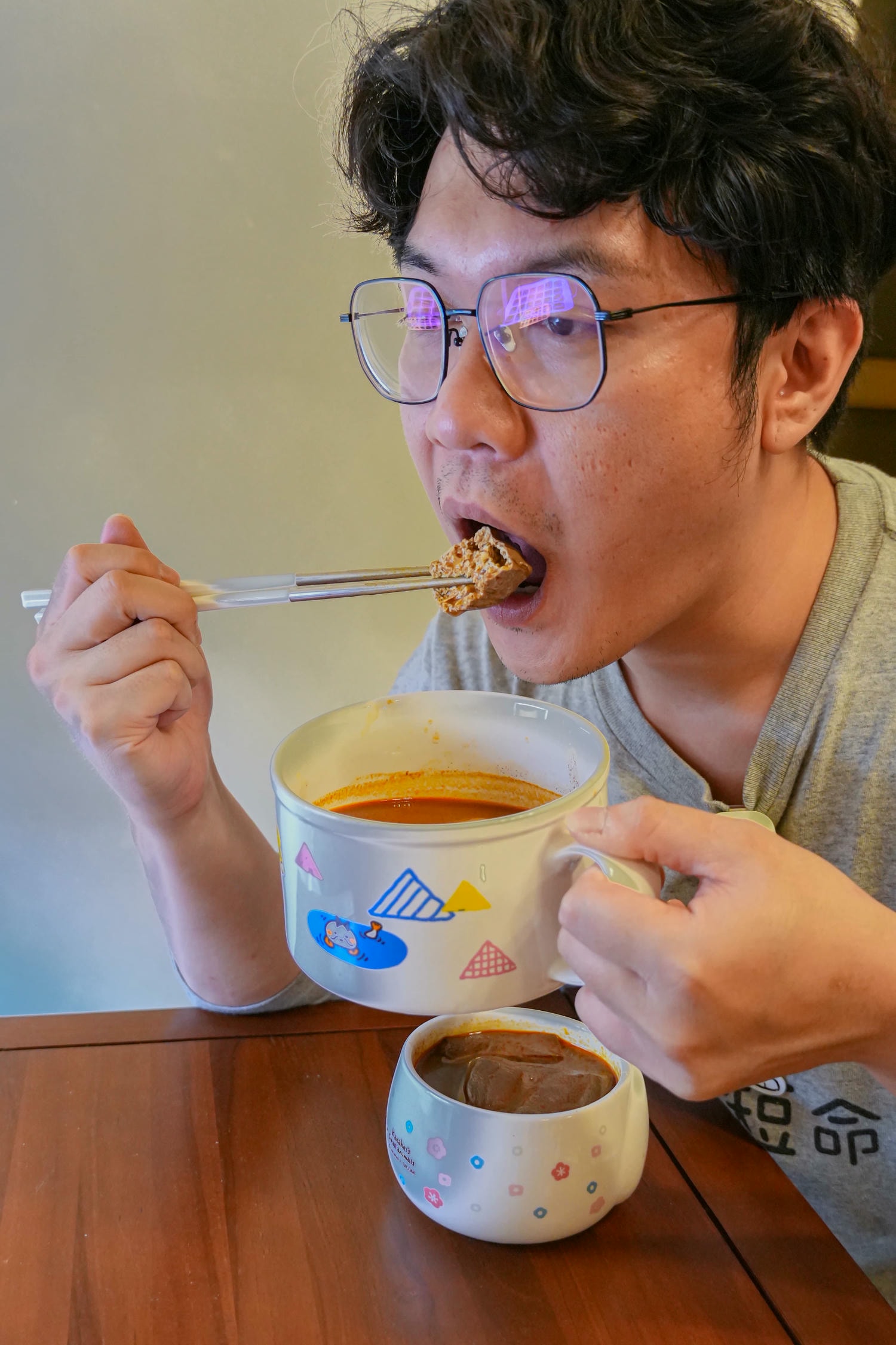 開箱【安哲食】麻辣鴨血、麻辣臭豆腐,簡單加熱3-5分鐘,在家就能輕鬆滿足挑剔味蕾! - 第1張圖