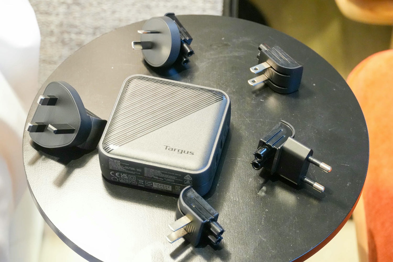 旅行、辦公必備好物【Targus Power ELITE WALL CHARGER APA109 旅行多國充電插頭】一次解決多種煩惱! - 第1張圖