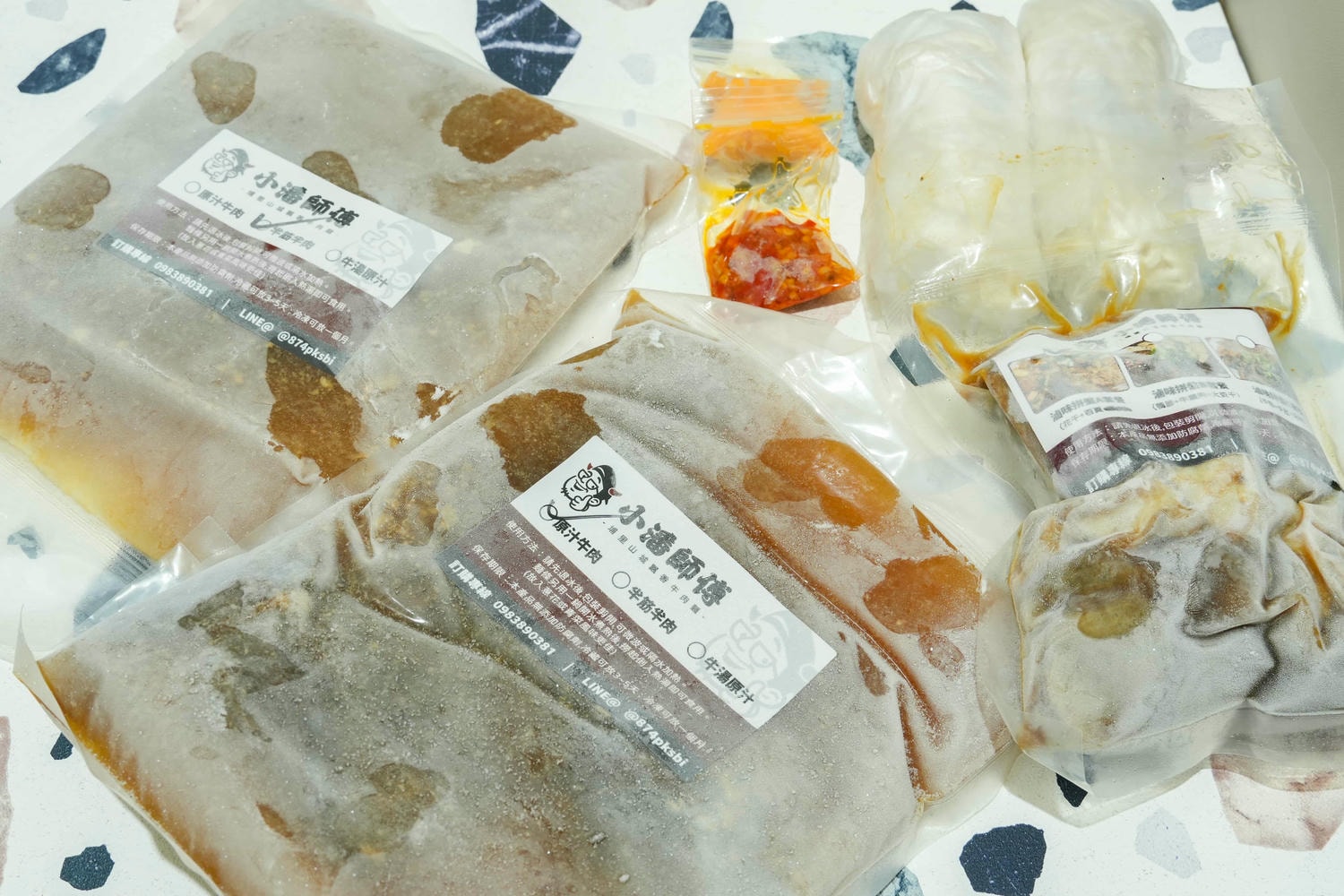 宅配開箱超美味【小潘師傅牛肉麵】在家也能輕鬆享用頂級紅燒牛肉麵/冰鎮滷味也必點! - 第1張圖