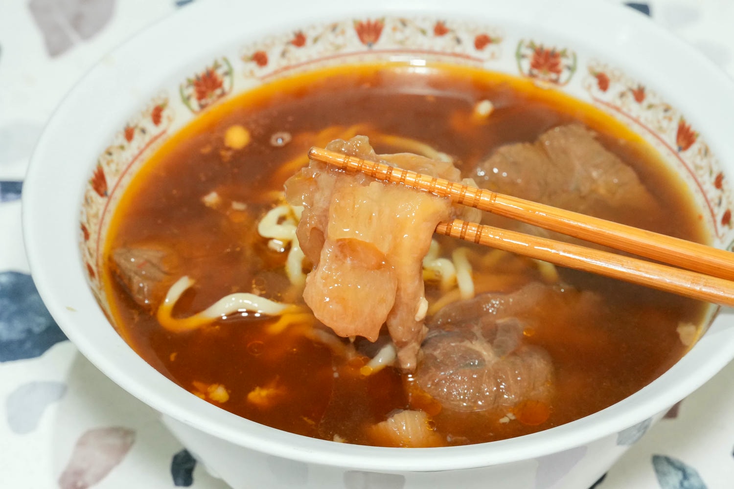 宅配開箱超美味【小潘師傅牛肉麵】在家也能輕鬆享用頂級紅燒牛肉麵/冰鎮滷味也必點! - 第2張圖