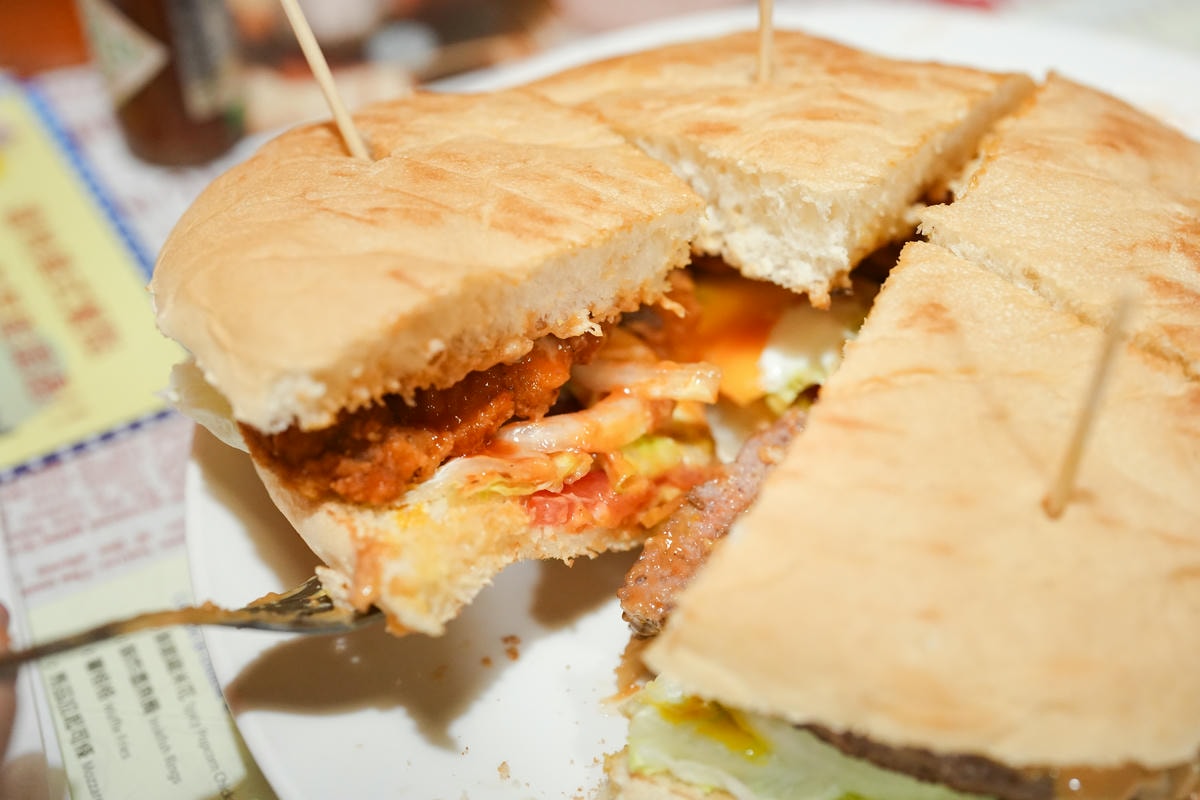 士林夜市美食推薦【Huge Buger】 超巨無霸漢堡,你選哪一種? - 第4張圖