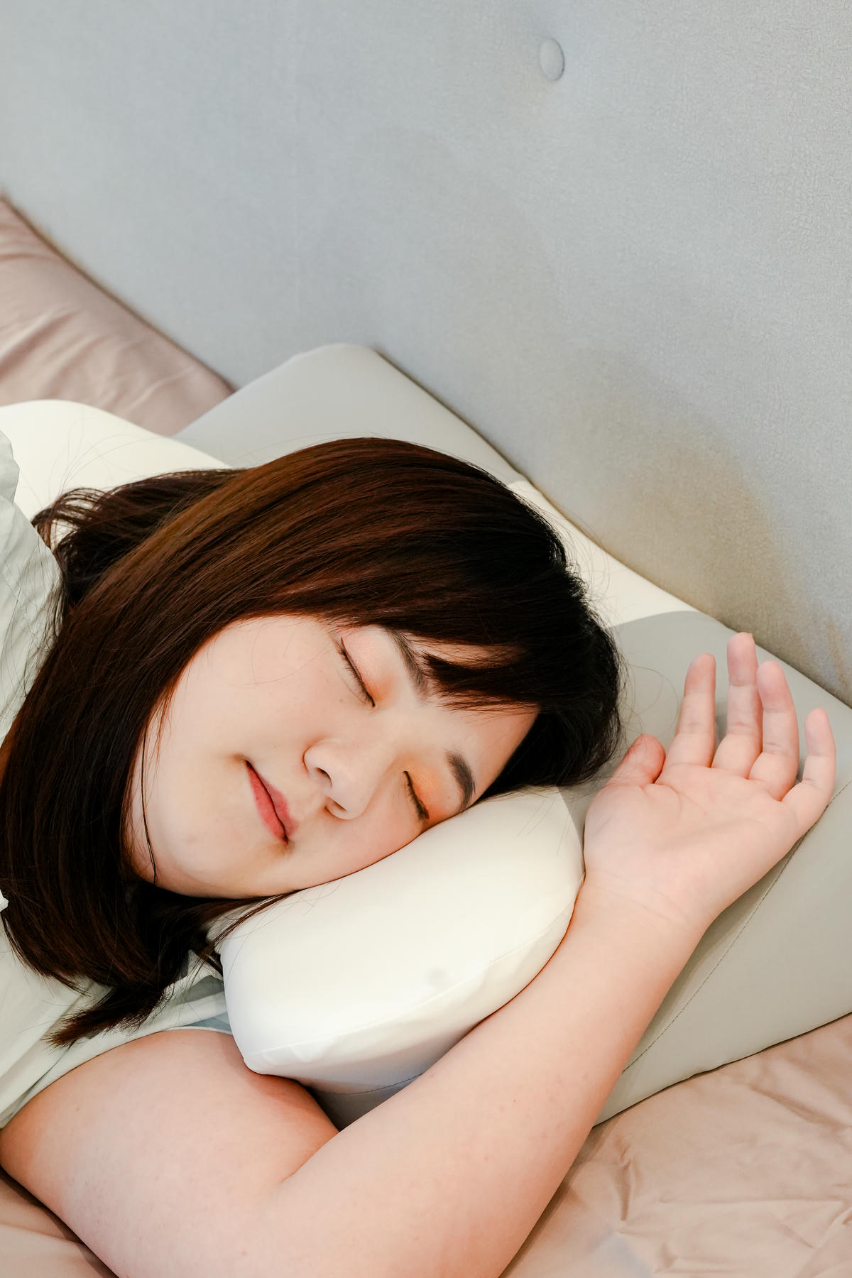 【格蕾寢具】9月限時團購中!零重力釋壓眠綿記憶枕-蝶型,團購超優惠 - 第2張圖