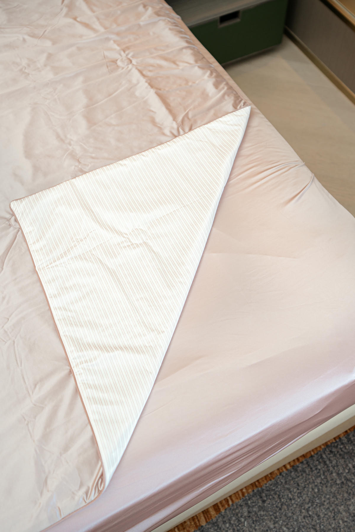 夏天也能安穩休息【久賴家居 新品上市】團購開跑！夏夜緞光床包組、夏夜緞光被，順滑觸感好舒服