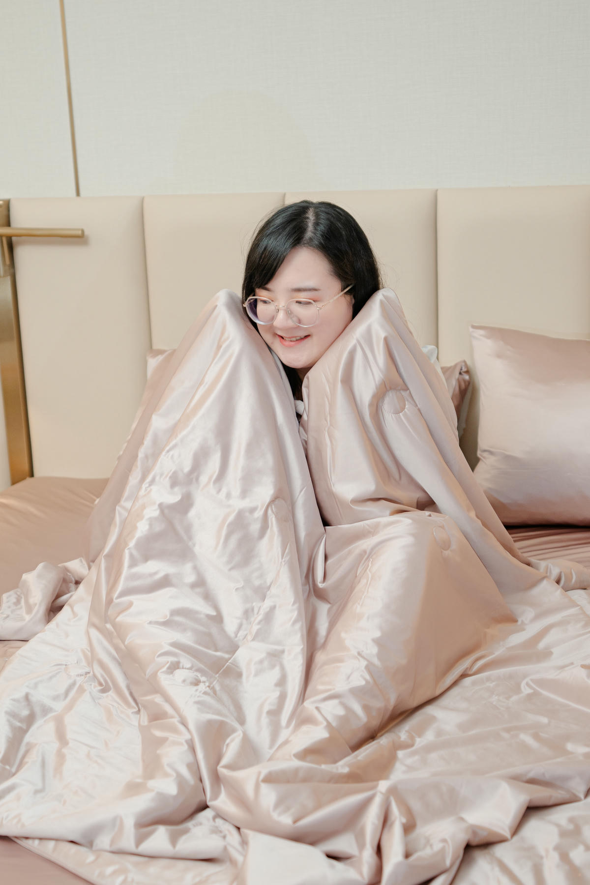 夏天也能安穩休息【久賴家居 新品上市】團購開跑！夏夜緞光床包組、夏夜緞光被，順滑觸感好舒服
