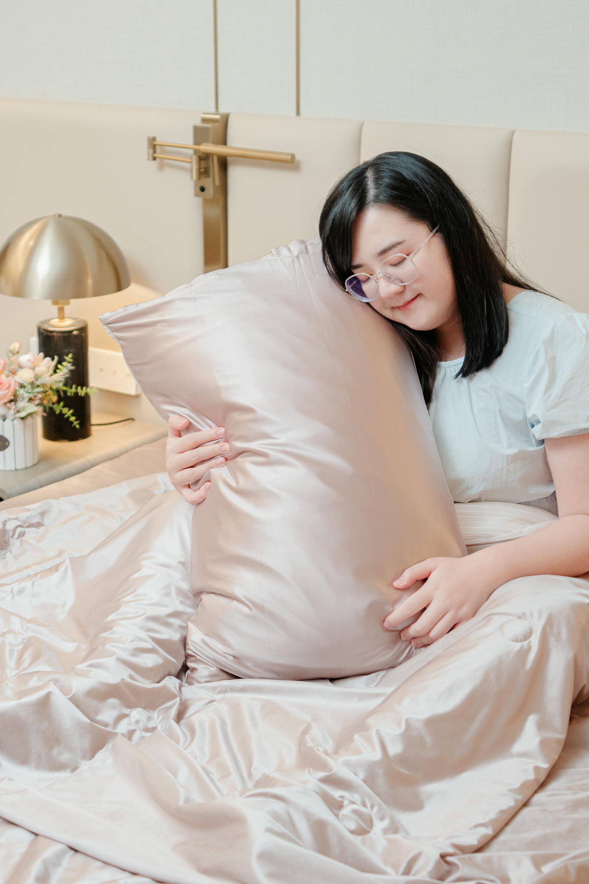 夏天也能安穩休息【久賴家居 新品上市】團購開跑！夏夜緞光床包組、夏夜緞光被，順滑觸感好舒服