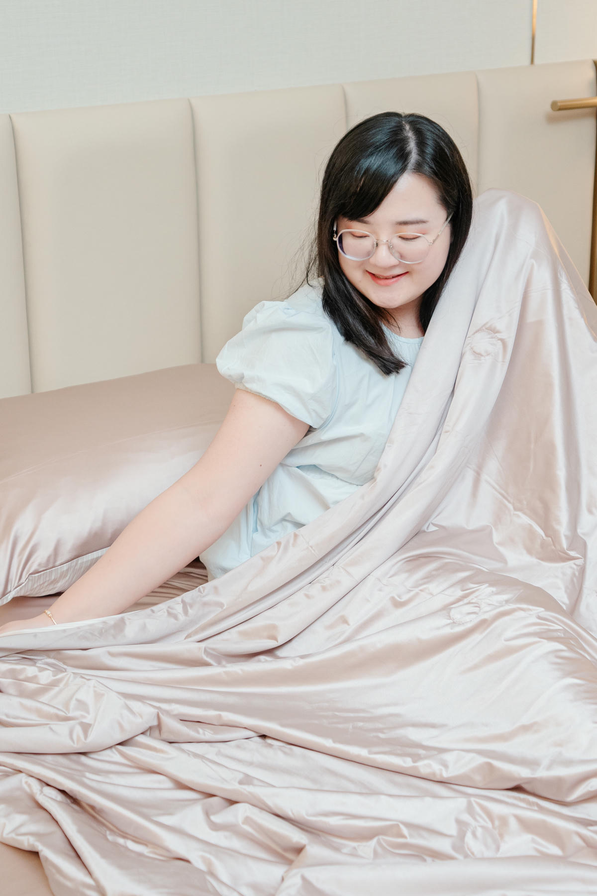 夏天也能安穩休息【久賴家居 新品上市】團購開跑！夏夜緞光床包組、夏夜緞光被，順滑觸感好舒服