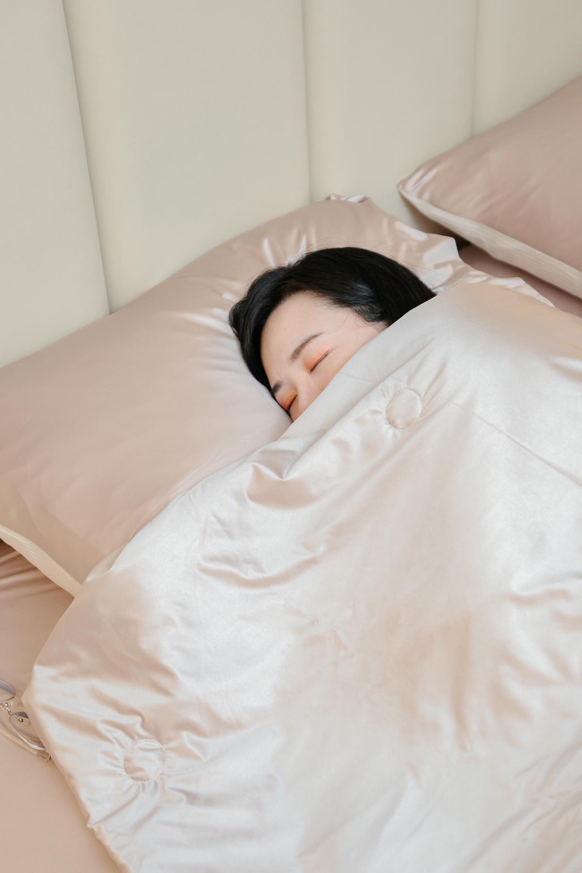 夏天也能安穩休息【久賴家居 新品上市】團購開跑！夏夜緞光床包組、夏夜緞光被，順滑觸感好舒服
